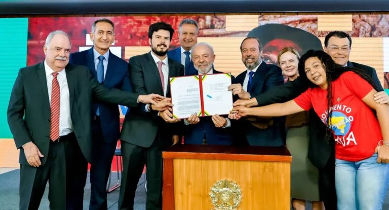 Lula sanciona lei que garante gratuidade na conta de luz para famílias de baixa renda