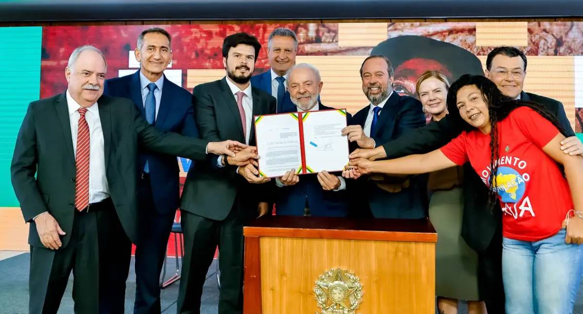 Lula sanciona lei que garante gratuidade na conta de luz para famílias de baixa renda
