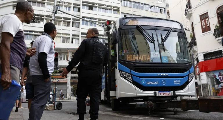 Mais de 50 ônibus são usados como barricada durante operação policial no Rio