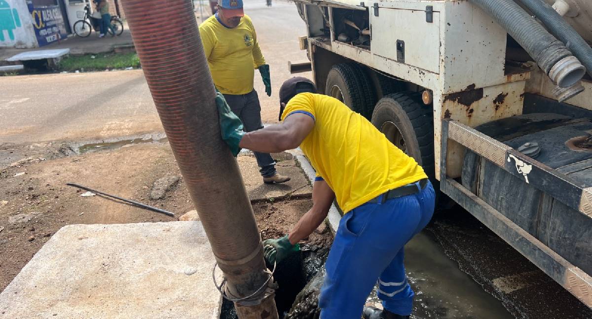 Manutenção preventiva desobstrui bocas de lobo e melhora escoamento em Porto Velho