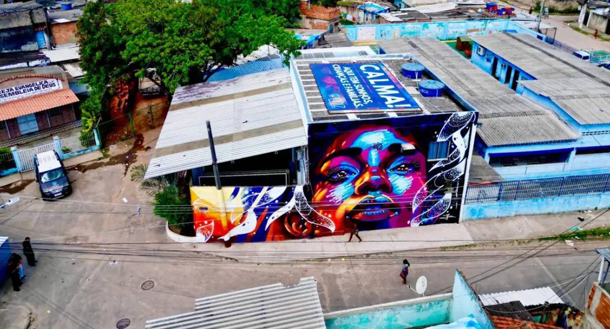 Mensagem no telhado alerta para vidas de crianças na Cidade de Deus