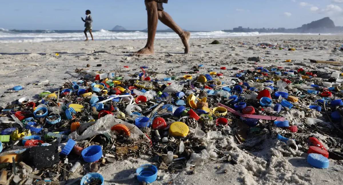 Micro e nanoplásticos estão presentes na água, ar e alimentos no Brasil