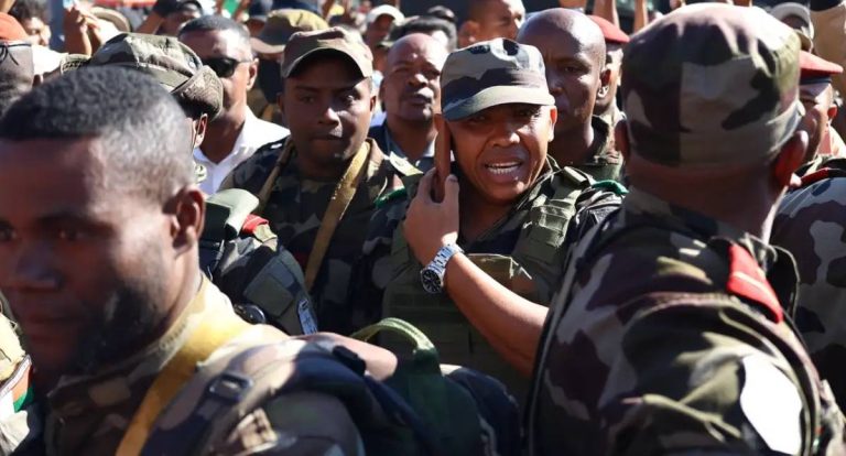 Militares de Madagascar declaram tomada de poder após fuga do presidente Rajoelina