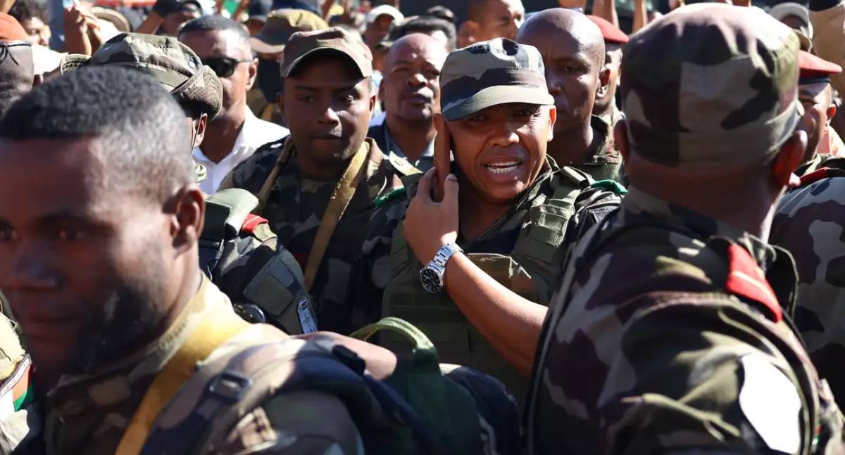 Militares de Madagascar declaram tomada de poder após fuga do presidente Rajoelina