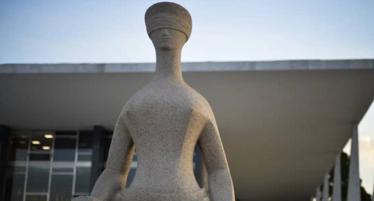 Ministro Flávio Dino mantém resolução do CFM que limita tratamento hormonal para jovens trans