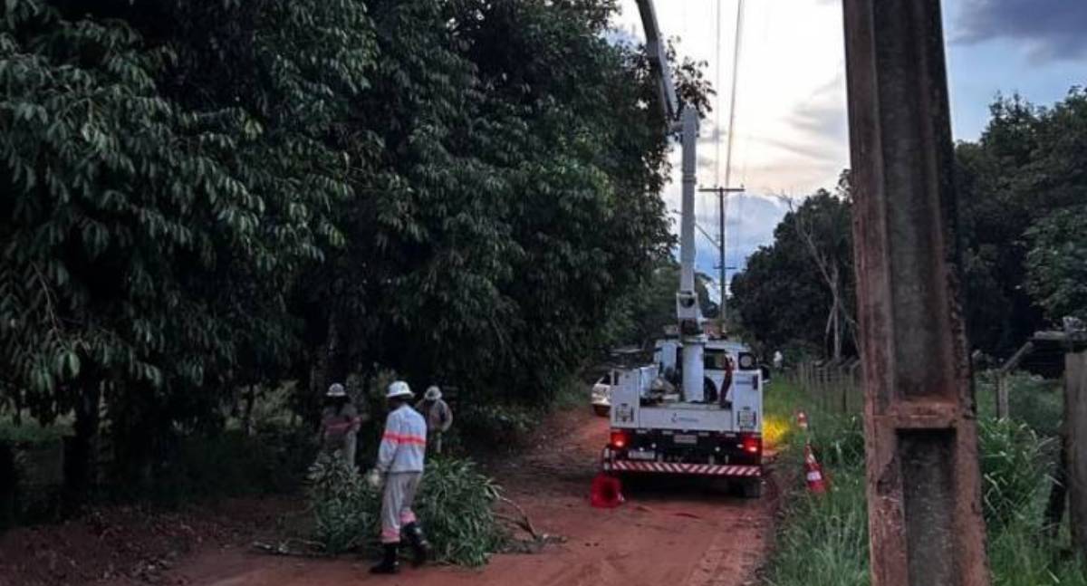 Moradora denuncia estrada e risco de eletrocussão de crianças