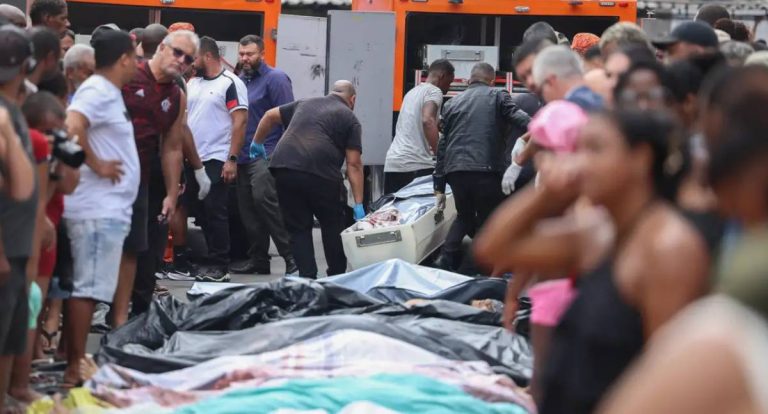 Moradores retiram cerca de 50 corpos em área de mata após operação policial no Rio