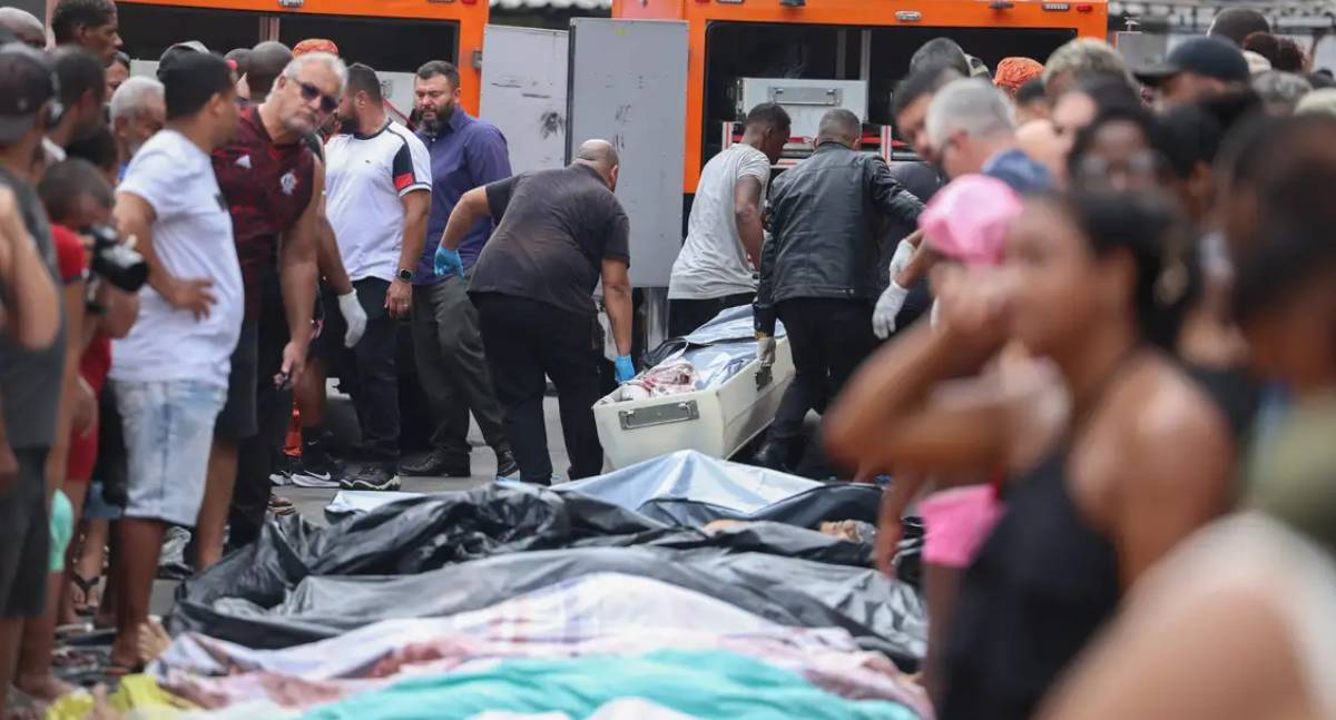 Moradores retiram cerca de 50 corpos em área de mata após operação policial no Rio