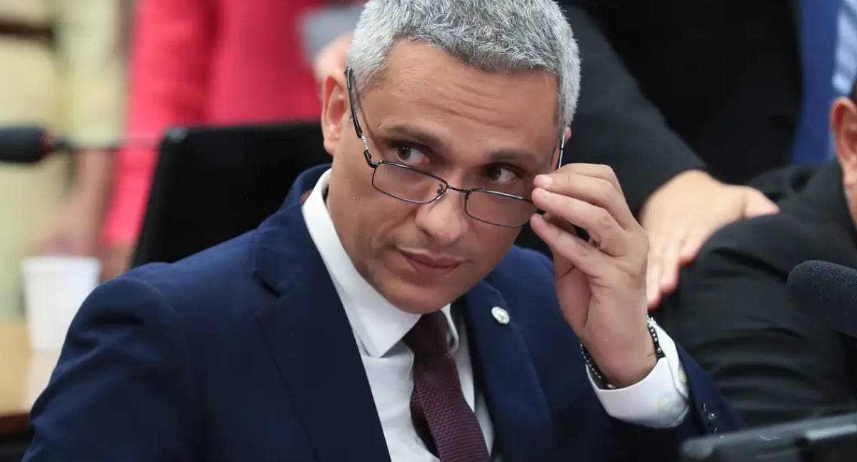 Moraes nega pedido de Gayer para visitar Bolsonaro em prisão domiciliar