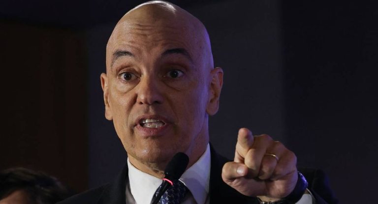 Moraes suspende decisão que destituiu defesa de réus da trama golpista