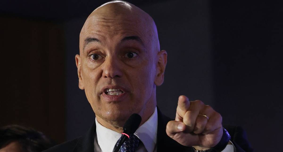 Moraes suspende decisão que destituiu defesa de réus da trama golpista