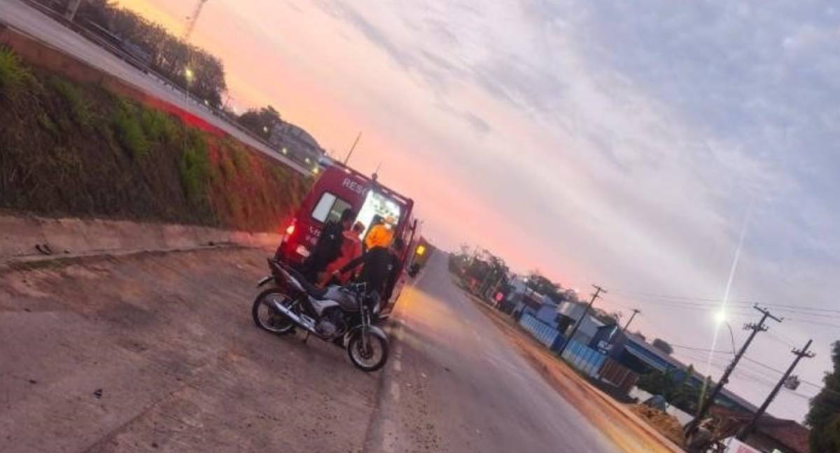 Motociclista cai na Avenida JK em Jaru e é socorrido com ferimentos