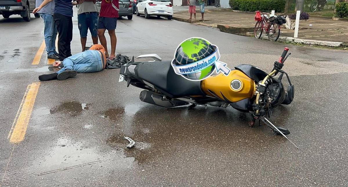 Motociclista fica em estado grave após colisão com carro no centro