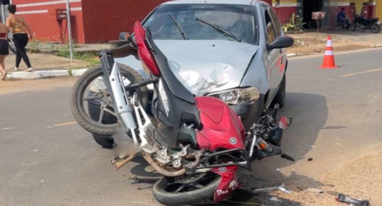 Motociclista se fere após colisão na Avenida Jorge Teixeira