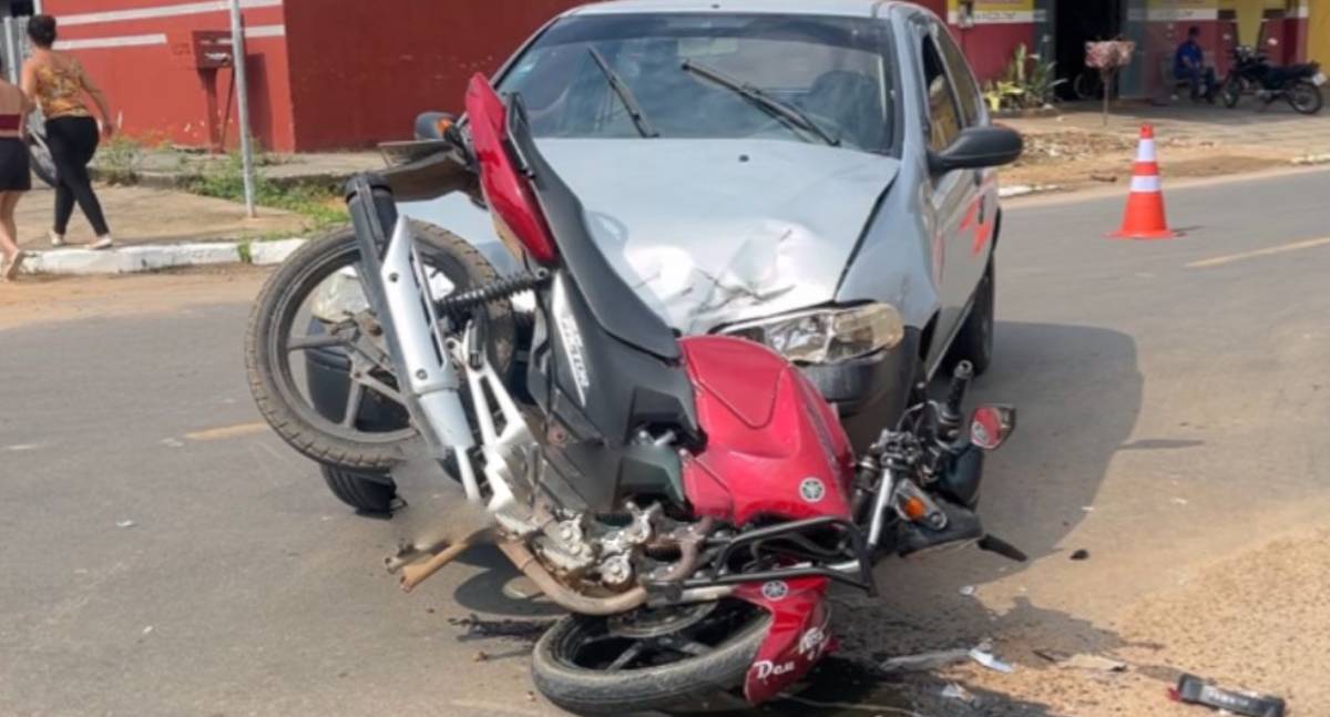 Motociclista se fere após colisão na Avenida Jorge Teixeira