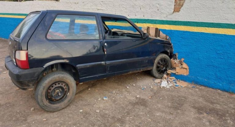 Motorista bêbado e sem CNH bate carro em muro de escola estadual