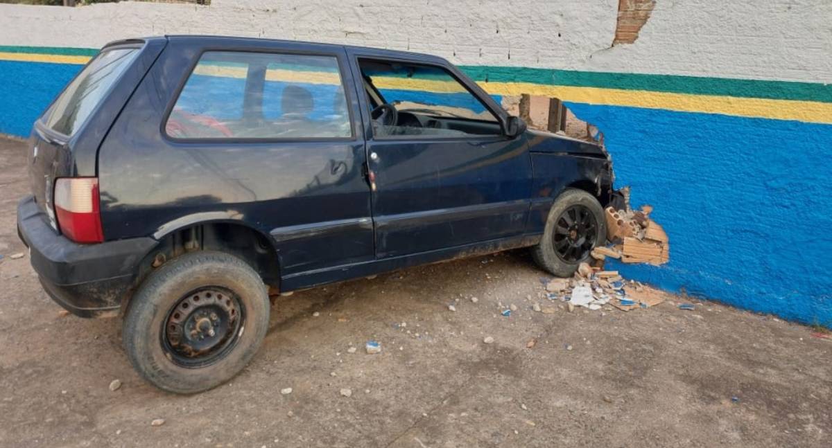 Motorista bêbado e sem CNH bate carro em muro de escola estadual