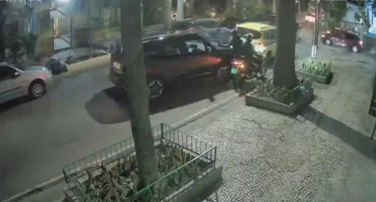 Motorista reage a assalto e atropela bandidos no Jardim Botânico no Rio de Janeiro (RJ)