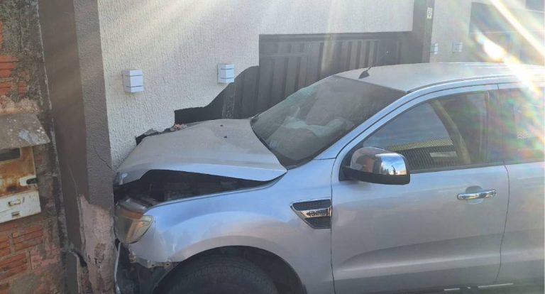 Mulher bate Ranger em muro após se distrair ao volante