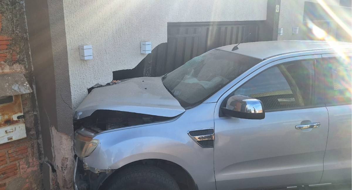 Mulher bate Ranger em muro após se distrair ao volante