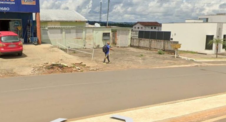 Mulher com distúrbios mentais agride duas pessoas com pedaço de madeira