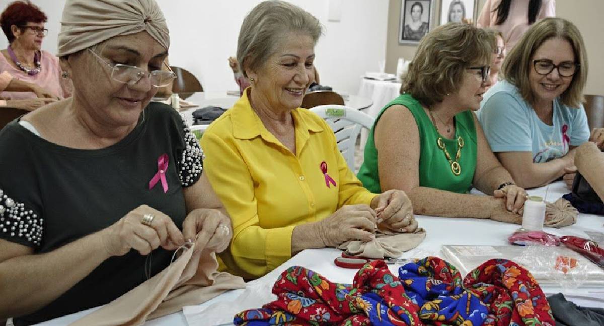 Oficinas gratuitas de pintura em lenços unem arte e acolhimento no Outubro Rosa em Vilhena