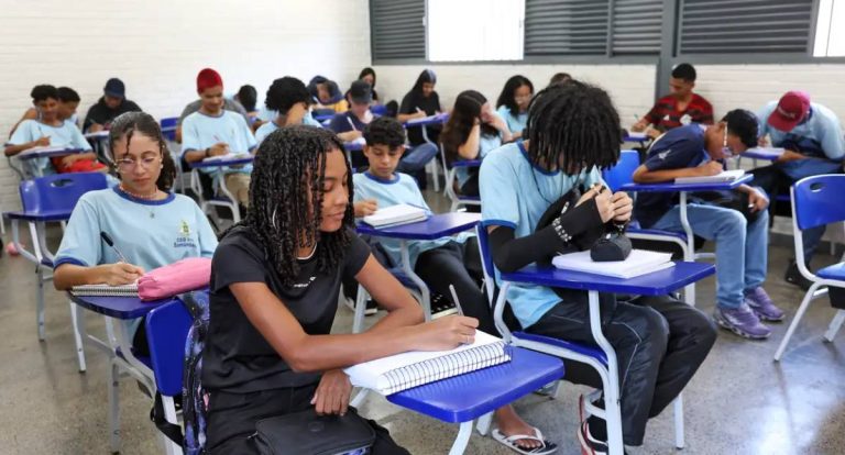 Oitava parcela do Pé-de-Meia começa a ser paga nesta segunda