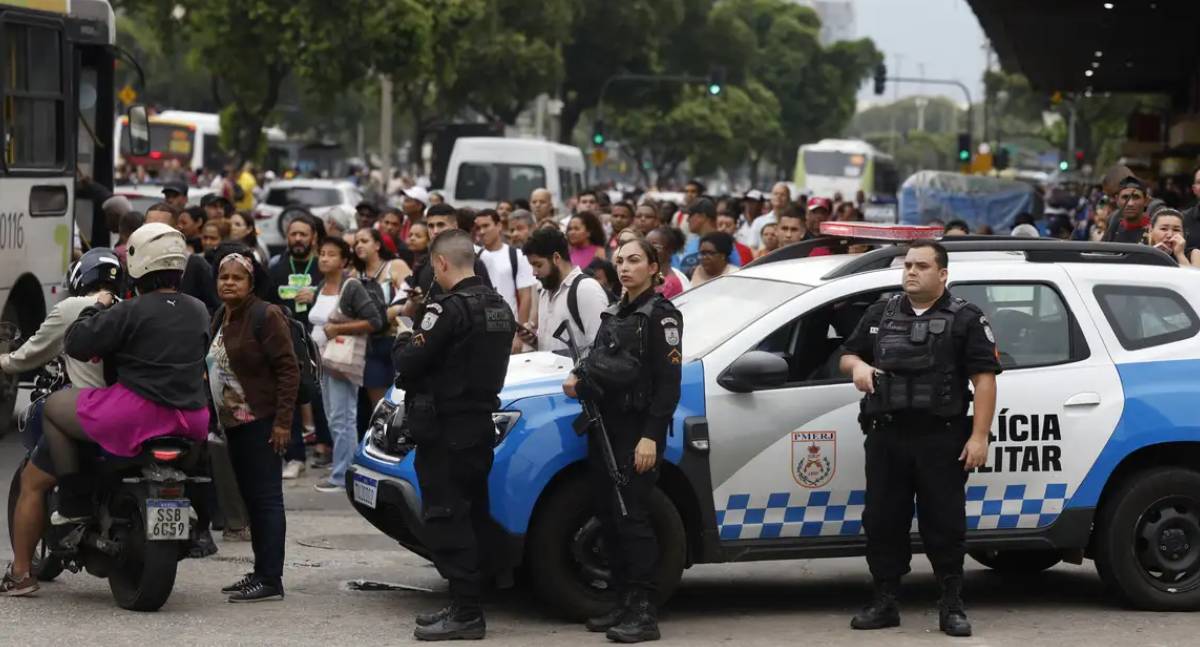 Operação no Rio é "cortina de fumaça" e expõe população, alertam especialistas