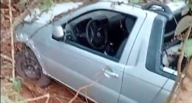 Picape furtada é achada avariada em mata a 240 km de distância