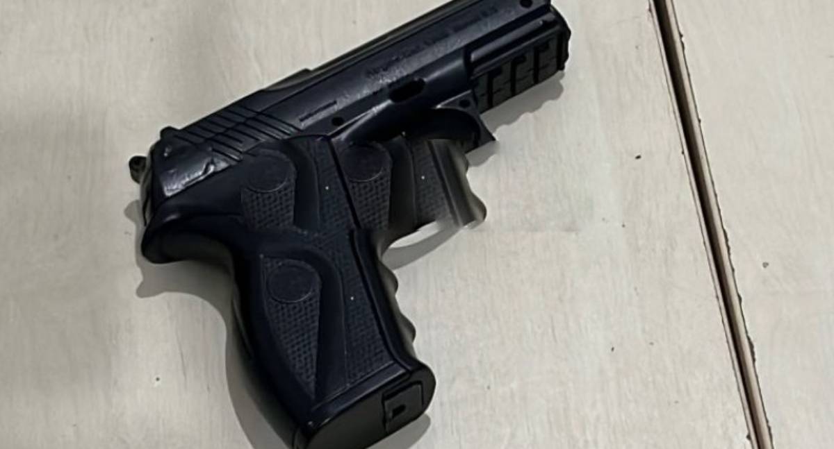PM apreende simulacro de arma de fogo e prende homem com tornozeleira no BNH