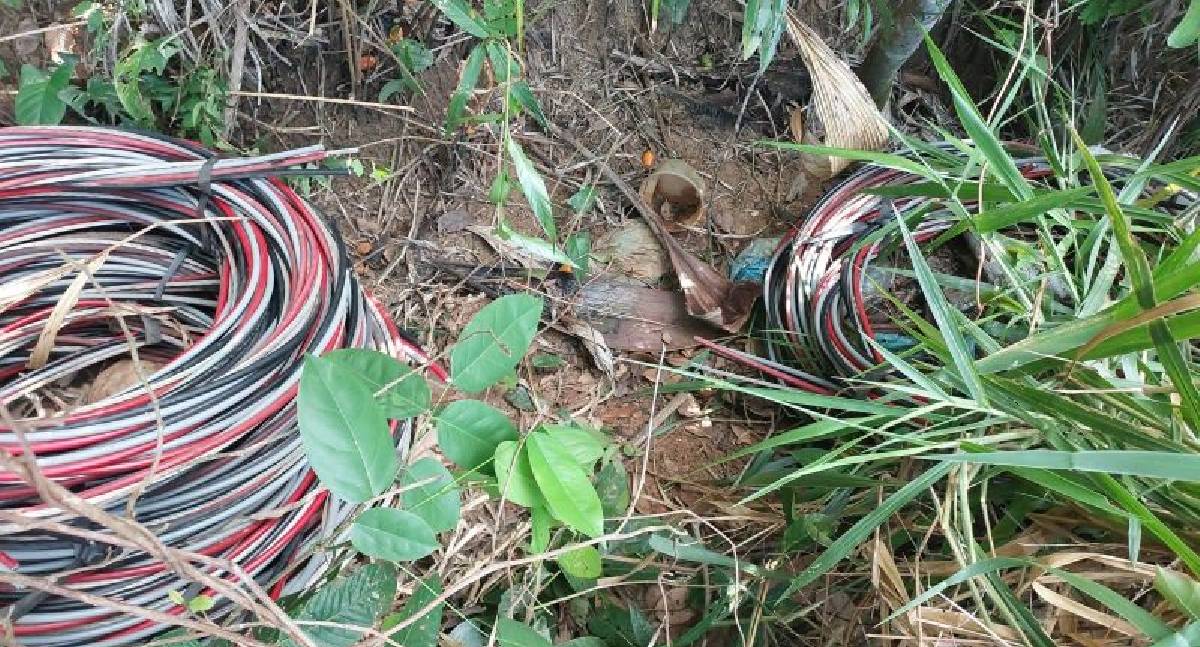 Polícia Militar encontra grande quantidade de fios escondidos em vegetação em Rolim de Moura