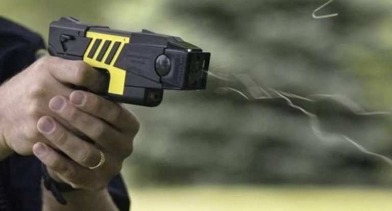 Polícia usa pistola de choque para deter agressor que esfaqueava namorada em Vilhena
