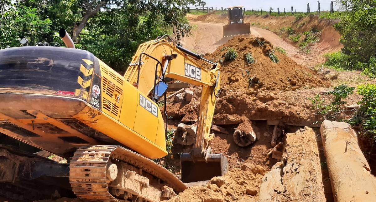 Prefeitura de Jaru substitui ponte de madeira por tubo metálico na Linha 608