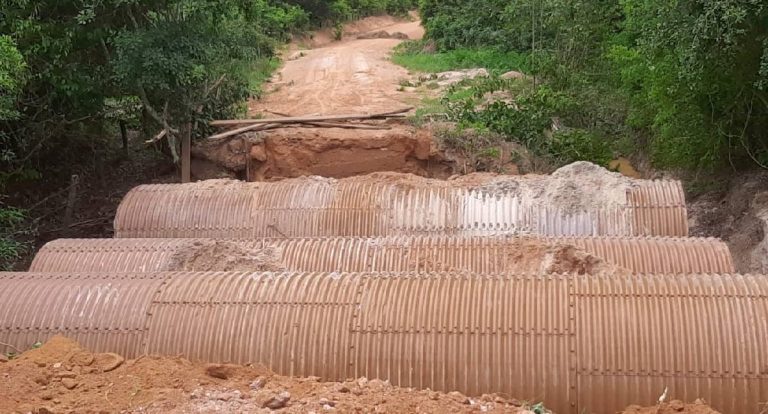 Prefeitura de Jaru substitui ponte de madeira por tubos metálicos na Linha 634