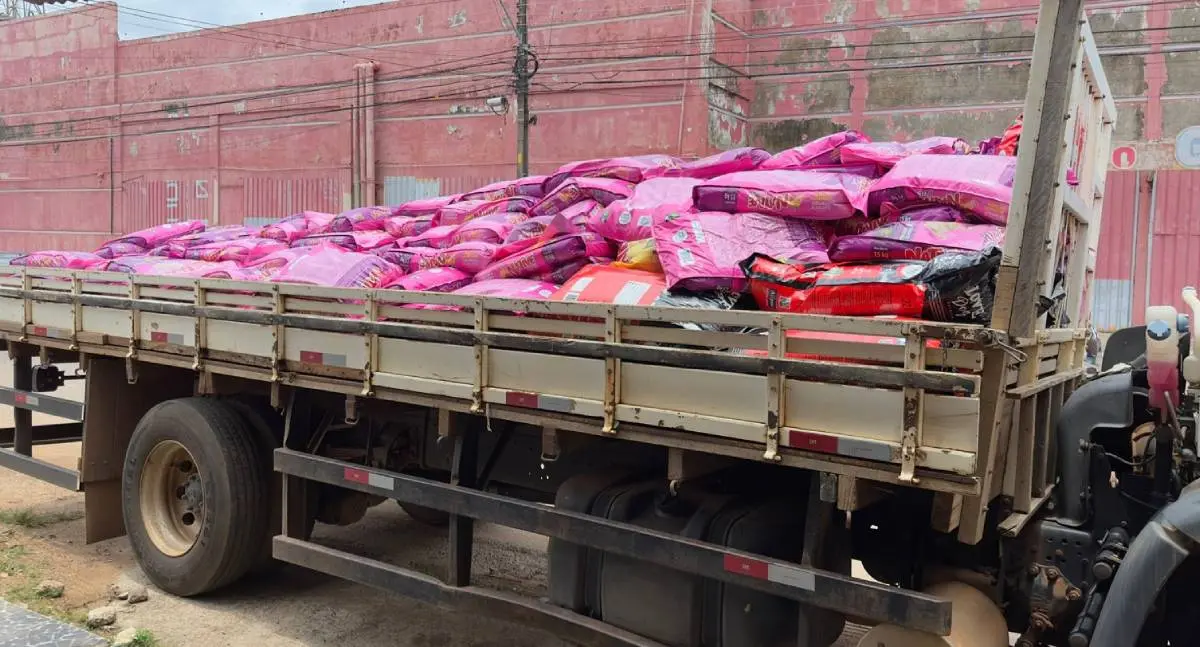 Prefeitura de Porto Velho entrega 8 toneladas de ração para ONG Peludinhos