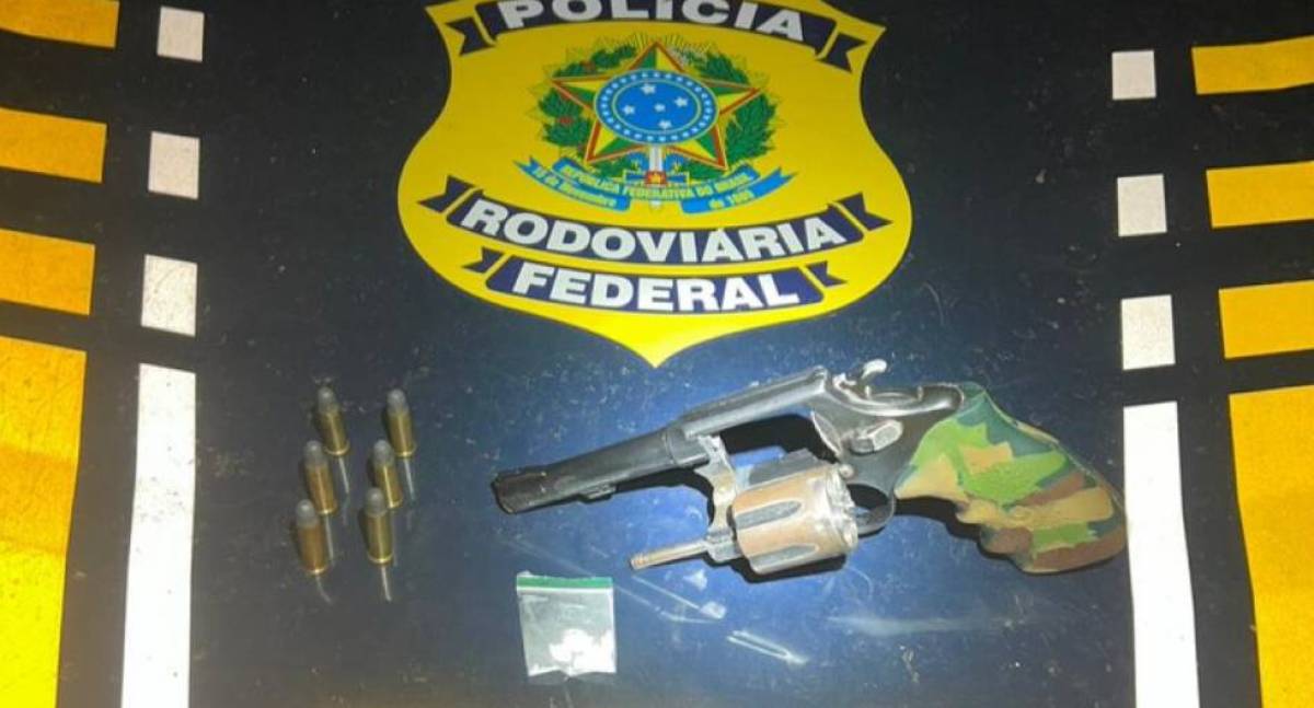 PRF flagra motociclista com arma e cocaína durante fiscalização em Vilhena