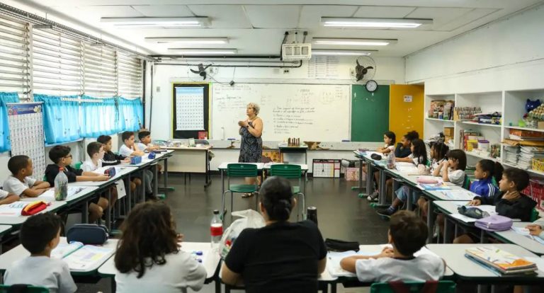 Professorado poderá solicitar a Carteira Nacional Docente a partir desta quinta-feira