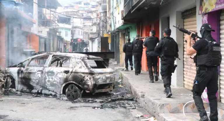 Quatro policiais morrem e três civis são baleados em megaoperação no RJ