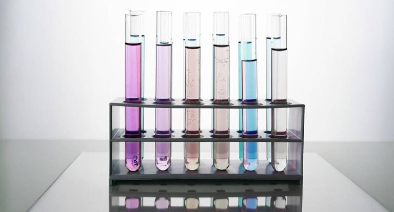 Químicos alertam sobre riscos de testes caseiros com metanol em bebidas