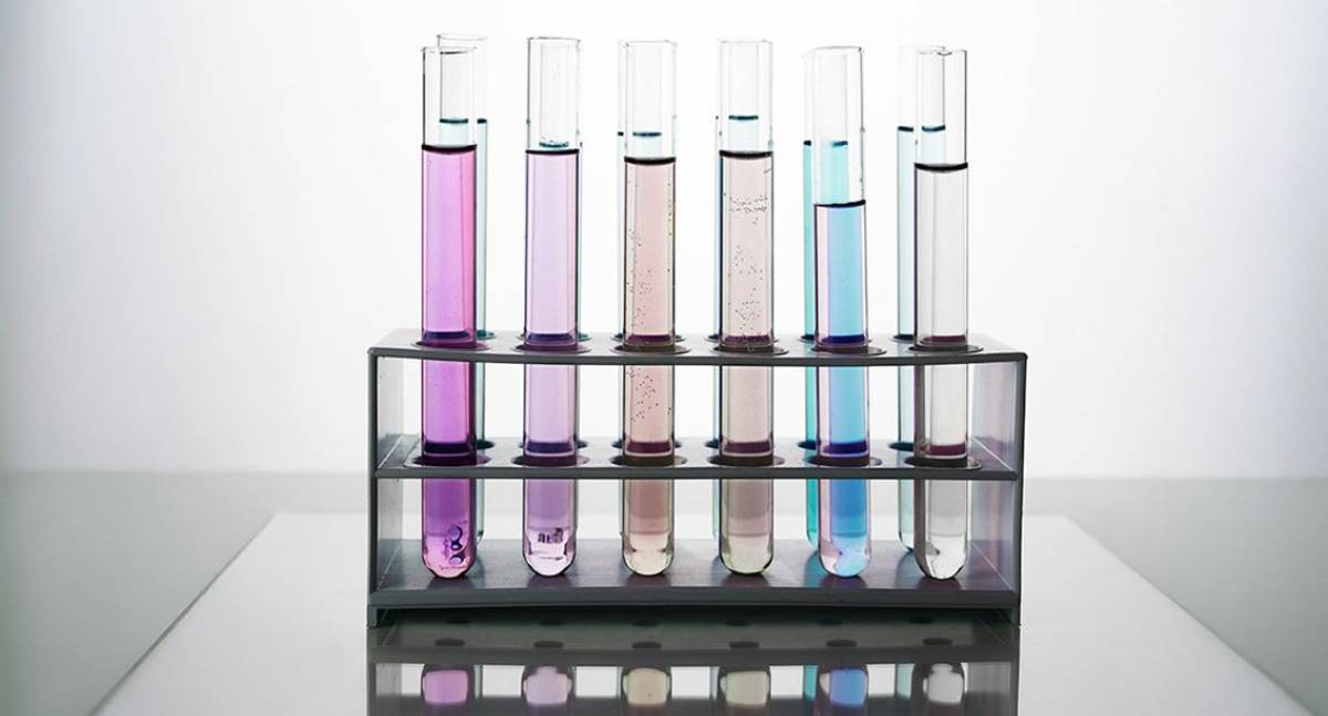 Químicos alertam sobre riscos de testes caseiros com metanol em bebidas