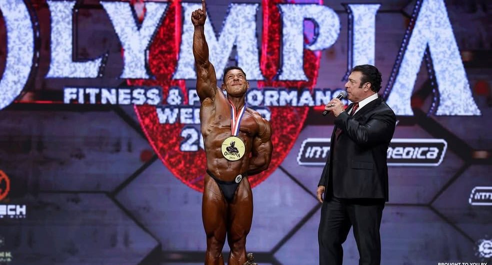 Ramon Dino faz história e se torna o primeiro brasileiro a vencer o Mr. Olympia