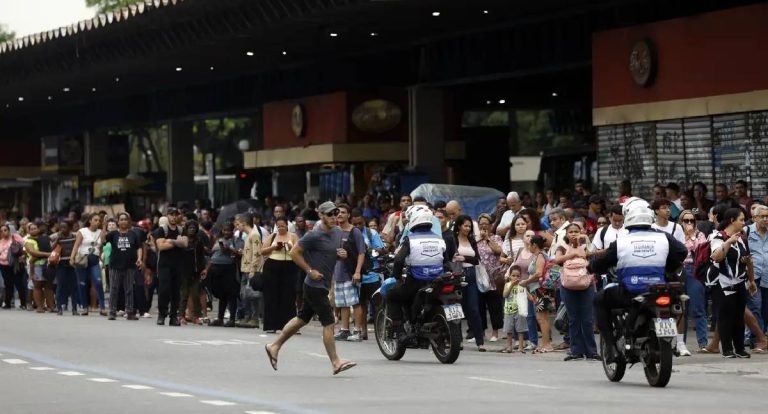 Rio: avenidas são liberadas e metrô reforça horários de trens