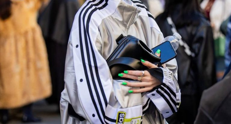Símbolo da Adidas vira sinal de alerta em cidades brasileiras