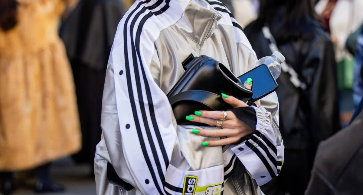 Símbolo da Adidas vira sinal de alerta em cidades brasileiras