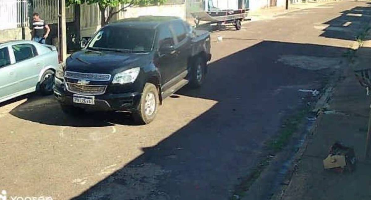 Suposto policial é vítima de golpe do barco e ameaça motoboy com arma