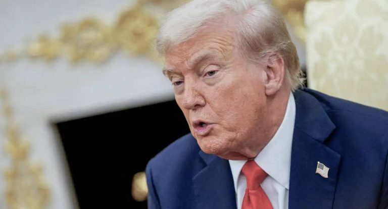 Trump perdoa ex-deputado George Santos, que é solto após prisão por fraude