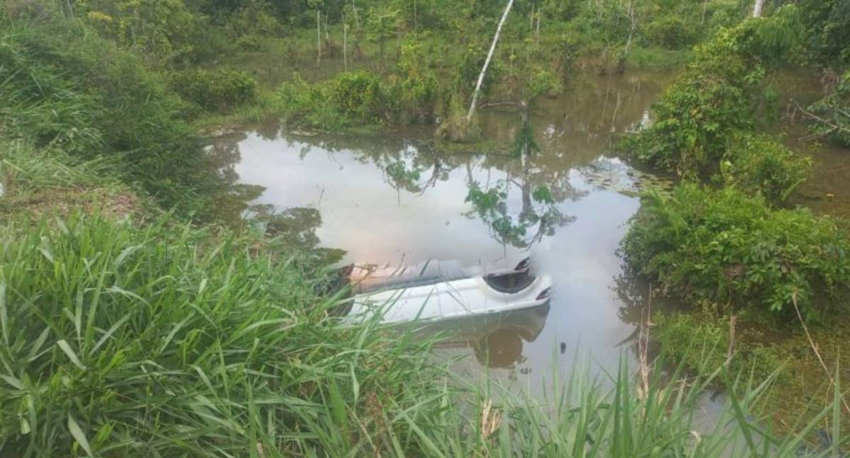 Veículo em rio é encontrado abandonado na zona rural
