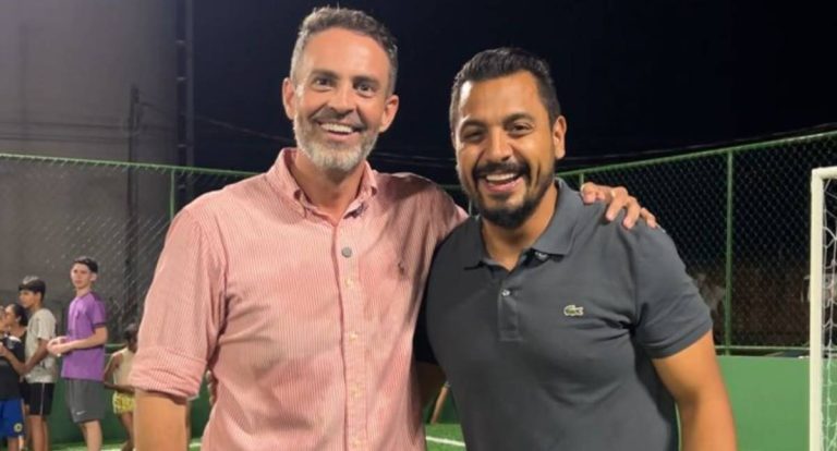 Vereador Dr. Gilber e prefeito Leo Moraes entregam campo de futebol de grama sintética no bairro Morar Melhor