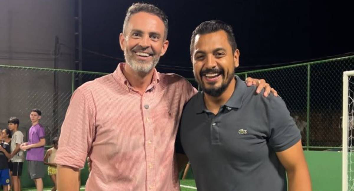 Vereador Dr. Gilber e prefeito Leo Moraes entregam campo de futebol de grama sintética no bairro Morar Melhor