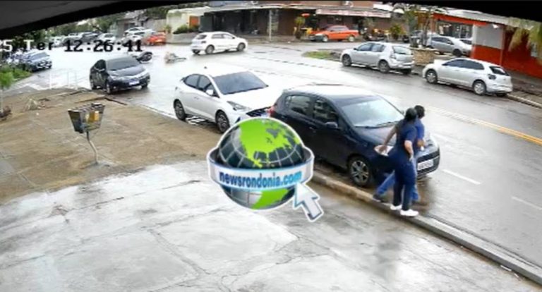 VÍDEO: Motociclista fica em estado grave após colisão com carro no centro